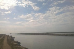 Canal reservorio en granja de camarón