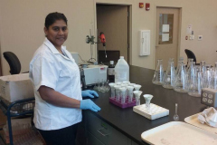 Dra. Santamaria tomando muestras en laboratorio